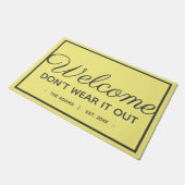 家族おもしろい歓迎 |グレーモダンイエロースタイル ドアマット (アングル)