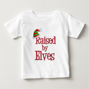 家族で育った可愛い小妖精や小人 ベビーTシャツ