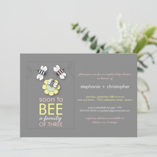 家族とビーモダンツのカップル女の子のための赤ちゃんシャワー 招待状 (スタンド正面)