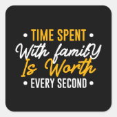 家族と過ごす時間は毎秒の価値がある スクエアシール (正面)