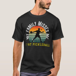家族に恋しく思われているわ。私はピックルボール中毒者 Tシャツ