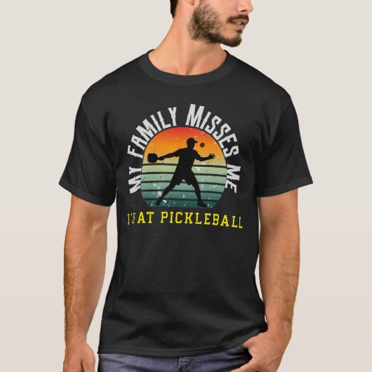 家族に恋しく思われているわ。私はピックルボール中毒者 Tシャツ (正面)