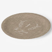 家族のイニシャル入り名前が刻まれた麻の布を使った素朴なデザイン ペーパープレート (アングル)