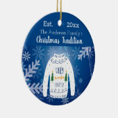 家族のクリスマスの醜いセーター青い白いモノグラム セラミックオーナメント (右)