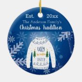 家族のクリスマスの醜いセーター青い白いモノグラム セラミックオーナメント (裏面)