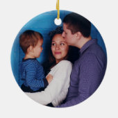 家族のクリスマスカラフル記念写真 セラミックオーナメント (裏面)