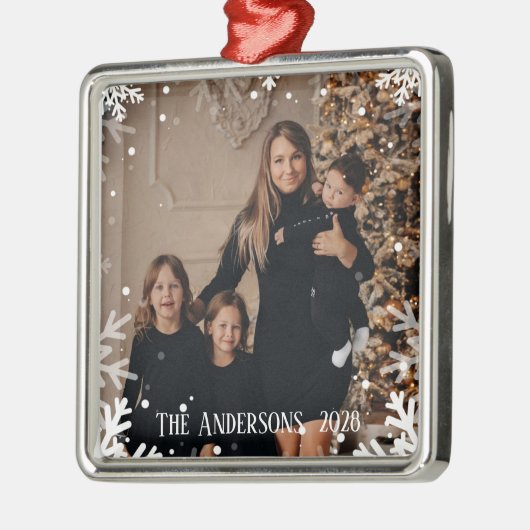 家族のクリスマススノーフォトを追加カスタマイズ メタルオーナメント (左)