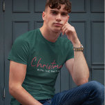 家族のクリスマス |スタイリッシュトレンディーフォレストグリーン Tシャツ<br><div class="desc">シンプル引用文スタイリッシュは、フェスティバルレッド、ホワイト、グリーンのミニマルタイポグラフィのTシャツを指す。デザインはパーソナライズされた家族の名前や年で簡単に過ごせるか、かわいい別荘の雰囲気のための特別なすごい挨拶ができる！</div>