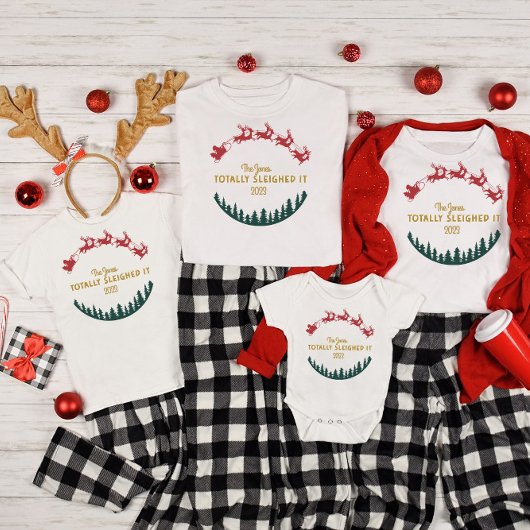 家族のパーソナライズされた一致する名前/年を削除 Tシャツ