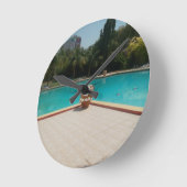 家族のプールサイドアートが大好き ラウンド壁時計 (傾斜)