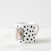 家族のモダン写真と黒のドット美しいギフト エスプレッソカップ (正面右)