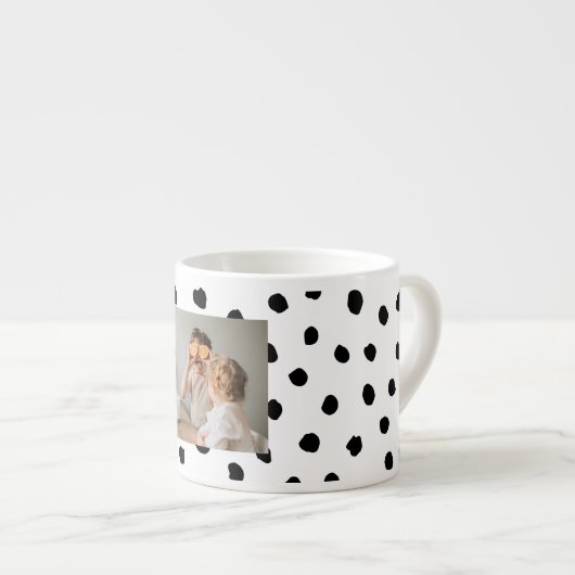 家族のモダン写真と黒のドット美しいギフト エスプレッソカップ (正面右)