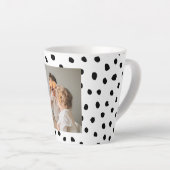 家族のモダン写真と黒のドット美しいギフト カフェラテマグ (右アングル)