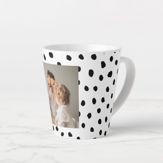 家族のモダン写真と黒のドット美しいギフト カフェラテマグ (右アングル)