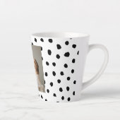 家族のモダン写真と黒のドット美しいギフト カフェラテマグ (右)