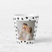 家族のモダン写真と黒のドット美しいギフト カフェラテマグ (正面)