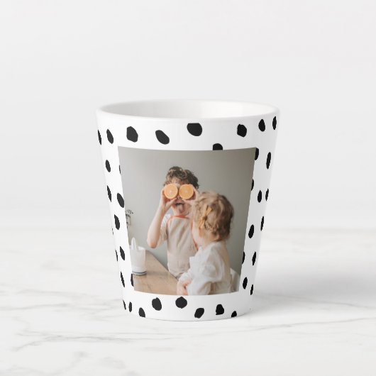 家族のモダン写真と黒のドット美しいギフト カフェラテマグ (正面)