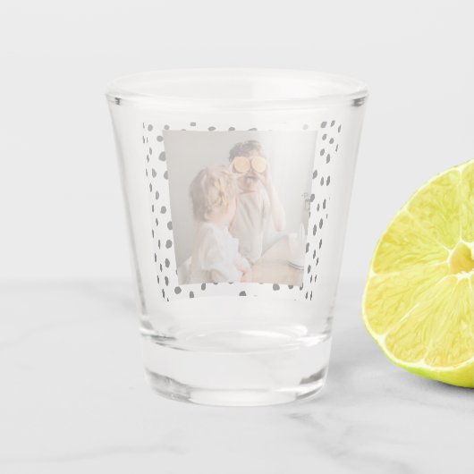 家族のモダン写真と黒のドット美しいギフト ショットグラス (裏面)