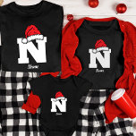 家族のモノグラムのクリスマスは名前でパーソナライズ Tシャツ<br><div class="desc">家族のクリスマスのスタイルをTシャツモノグラムのの名前でパーソナライズ。これらのシャツは単なるフェスティバルの服装ではなく、ホリデーシーズン中の家族のアイデンティティーとユニティの象徴であユニークる。家族のカスタマイズ名前と個性的なモノグラムを持つシャツを一つ一つ用意しパーソナライズされたて、家族と同じくらい特別なアンサンブルを作り出す。あなたはの家族の懇親会のための集まり、一致するクリスマスパジャマに集まるか、単に愛と暖かさを広げるかどうか、これらのシャツはあなたのお祝いに個人的なtouchを追加する。家族の絆を大切にし、共有の瞬間を大切にする家族のために設計さモノグラムのれ、私たちの家族のクリスマスは名前Tシャツでパーソナライズは、あなたの休日の集会を思い出に残り、有意義なものにする完璧な選択である。スタイル、笑い、あなたの家族を定義する大切な団結と休日の精神を受け入れる。</div>
