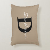 家族のモノグラムの名前のベージュ黒 アクセントクッション (正面(垂直))