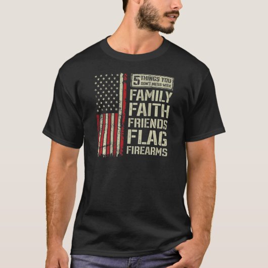 家族の信仰の友人のフラグ銃器と混乱してはいけない Tシャツ (正面)