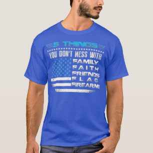 家族の信仰の友人は銃器のアメリカ国旗に旗 Tシャツ