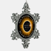 家族の全体の日食は名前を加えます スノーフレークピューターオーナメント (左)