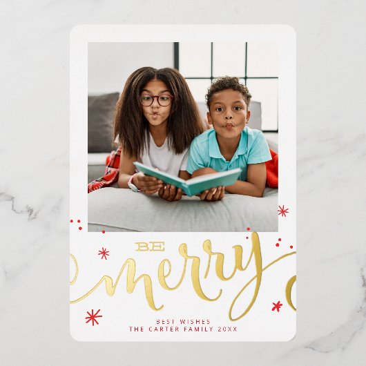 家族の写真おもしろい子供モダン書メリー赤 箔シーズンカード (正面)