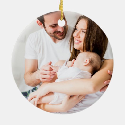家族の写真として私たちの第1のクリスマス冬リース セラミックオーナメント (裏面)