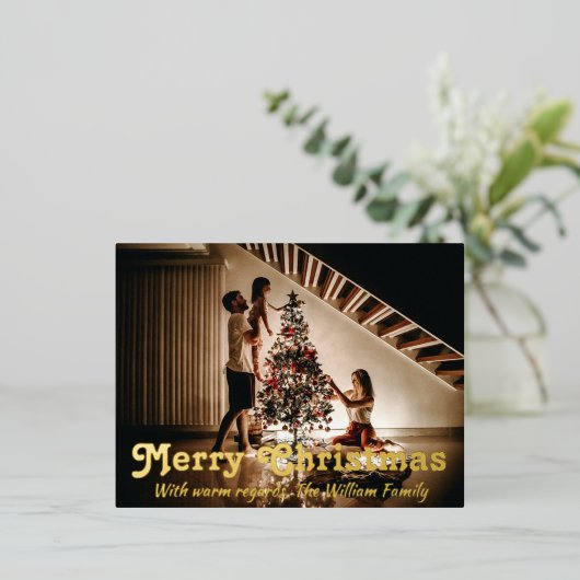 家族の写真と一緒にクリスマスを祝う 箔シーズンポストカード (立ち正面)