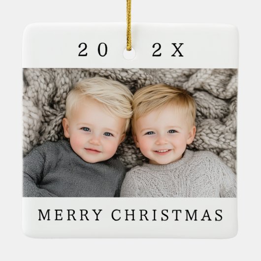 家族の写真と年の白メリークリスマス セラミックオーナメント (裏面)