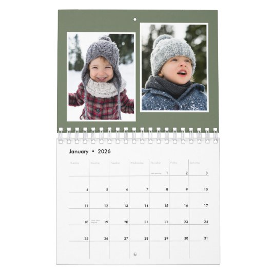 家族の写真コラージュのセージ緑のモノグラムカレンダー カレンダー (1月 2026)