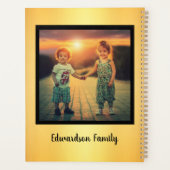 家族の写真コラージュのモノグラムを作成する プランナー手帳 (裏面)