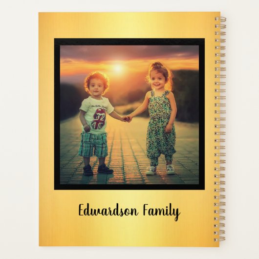 家族の写真コラージュのモノグラムを作成する プランナー手帳 (裏面)