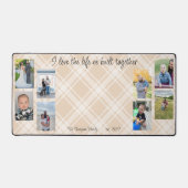 家族の写真コラージュの格子模様の背景 デスクマット (正面)