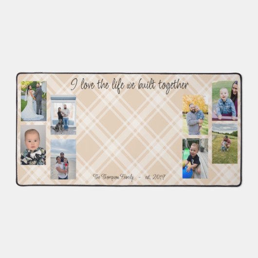 家族の写真コラージュの格子模様の背景 デスクマット (正面)