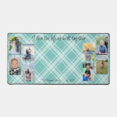 家族の写真コラージュの格子模様の背景 デスクマット (正面)