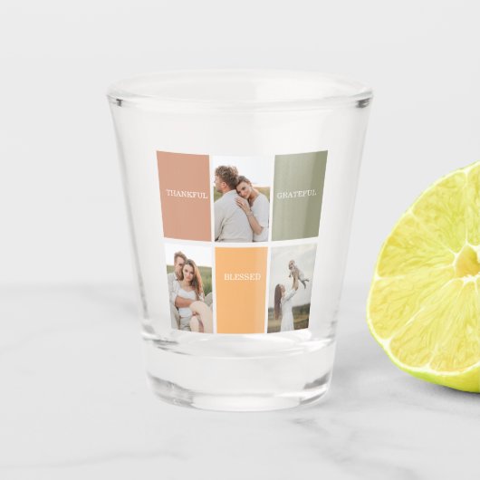家族の写真コラージュ | 感謝と幸せに満ちて ショットグラス (正面)