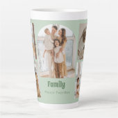 家族の写真コラージュ – 5枚の写真とカスタム文字 カフェラテマグ (正面)