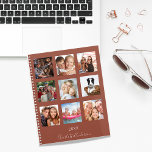 家族の写真コラージュterracotta名スクリプト2023 プランナー手帳<br><div class="desc">お母さんユニークや奥さんや自分の贈り物として自分の家族の写真コラージュを作りなさい。家族、友達、夢の旅お気に入りの行先またはペットの写真の4、9を使用！名前と年をパーソナライズして追加。名前は手書文字のスタイルスモダンクリプト付き。テラコッタ、地球の色の背景。</div>