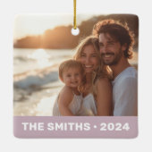 家族の写真モダンほこりっぽい紫の名前年 セラミックオーナメント (裏面)