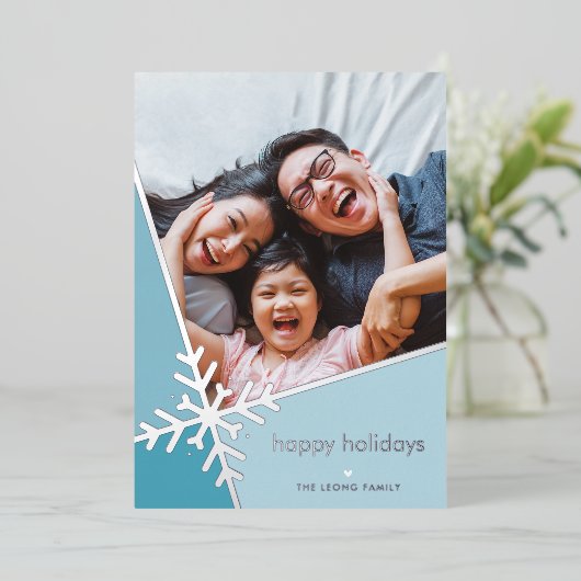 家族の写真モダン休日の雪のフレーク青 箔シーズンカード (立ち正面)