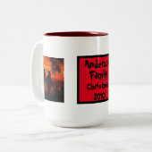 家族の写真名と休日の年を作成する ツートーンマグカップ (正面左)