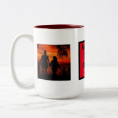 家族の写真名と休日の年を作成する ツートーンマグカップ (左)