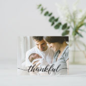 家族の写真感謝していあなたベビー誕生のお知らせ ポストカード (スタンド正面)
