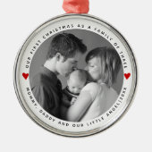 家族の初めてのクリスマスの赤いハート写真M メタルオーナメント (正面)