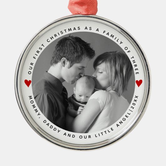 家族の初めてのクリスマスの赤いハート写真M メタルオーナメント (正面)