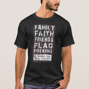 家族の友人が銃器を持つ Tシャツ