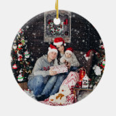 家族の名前としての私たちの初めてのクリスマス年写真 セラミックオーナメント (裏面)