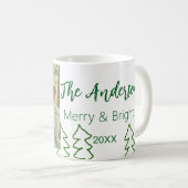 家族の名前グリーンクリスマスツリーの写真モダン コーヒーマグカップ (正面右)